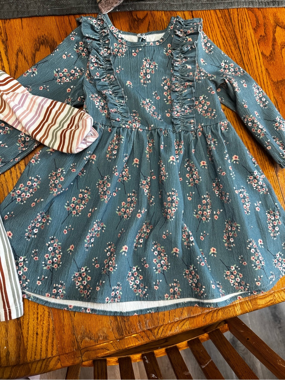 Dresses - Picture 3 of 6